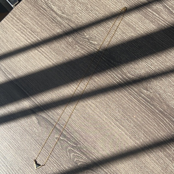 Gold necklace with V design and black marble - Picture 2 of 4